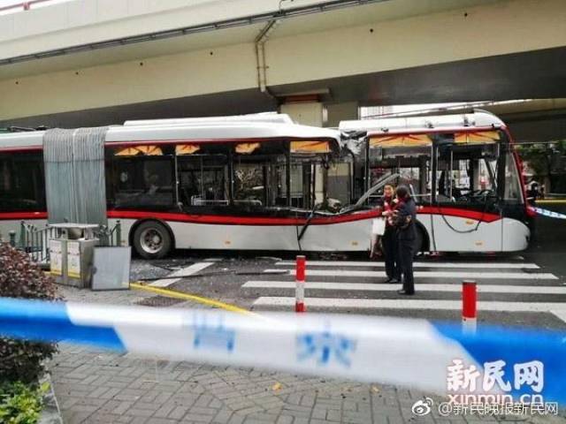 3月5日早晨,上海延安东路一根柱状物掉落后砸中行驶中的71路中运量