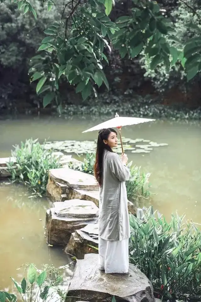 着禅衣茶服的女子则应是一朵温良的玉兰.比栀子浅淡,比茉莉玉润.