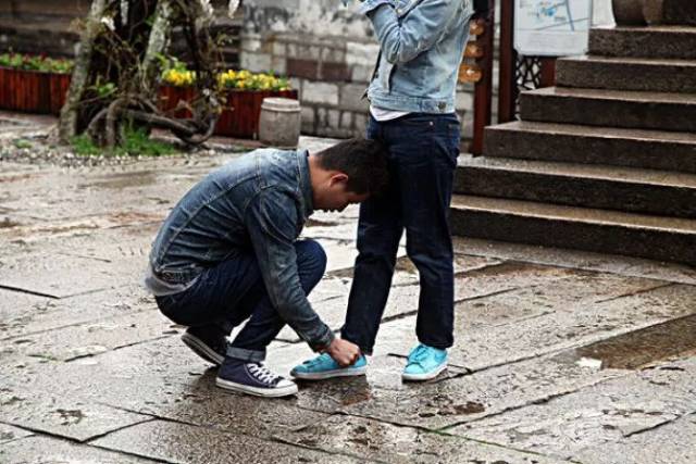 会在大街上随时蹲下帮我系鞋带 重庆男儿们 放下脸面什么的吧 帮你