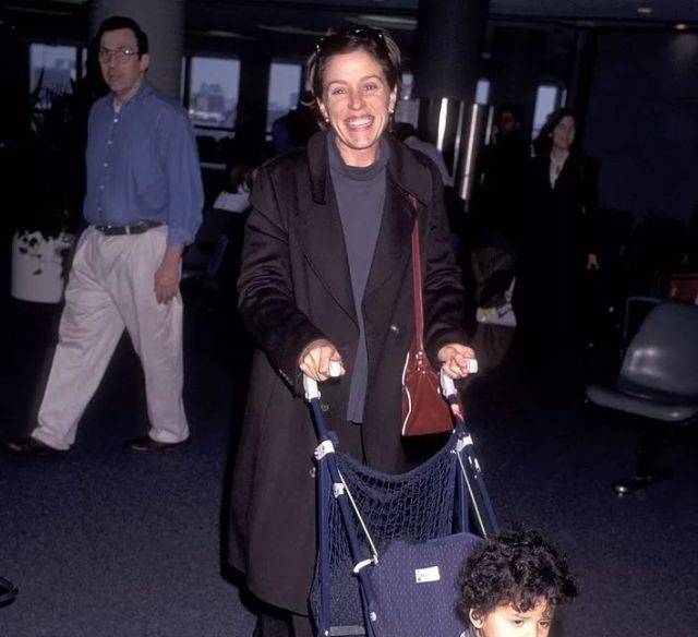 现实中的弗兰西斯·麦克多蒙德没有孩子,她和丈夫乔尔·科恩于1995年