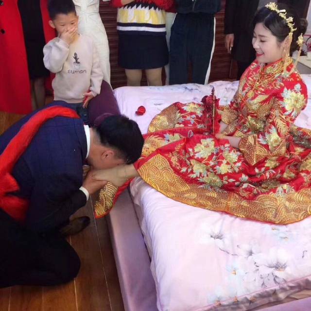 胡说八卦:你们结婚有吻新娘脚的习俗吗?孩子实力演技