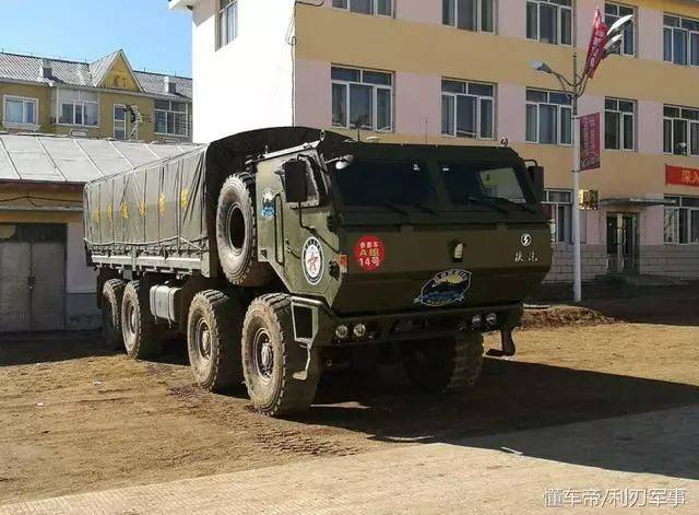 图为艰难险阻-2016竞赛期间的sx2306重型卡车