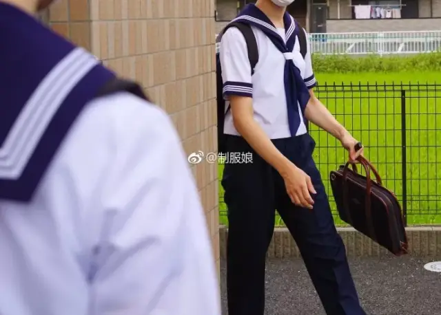 近日 有专家提出 日本男生的校服不会再是单纯的西装 会加入之前一直