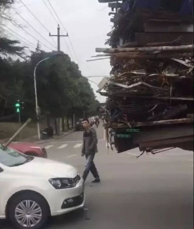 马鞍山突发一起车祸,钢管戳穿挡风玻璃!太恐怖.