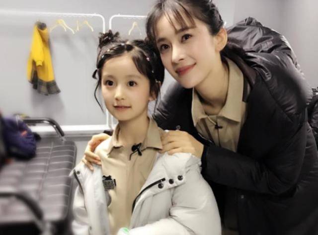 9岁小网红裴佳欣与张雪迎合照像母女,还让人在背景中发现陈赫?