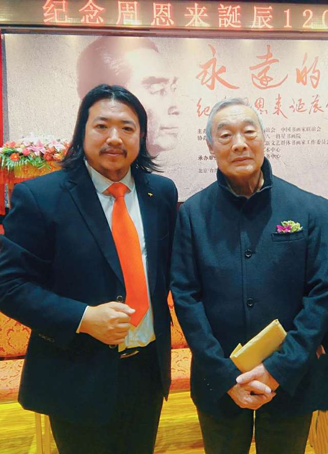 (上图)中央人民广播电台特邀主播孙月龙(雪石)和周秉宜合影 (上图)