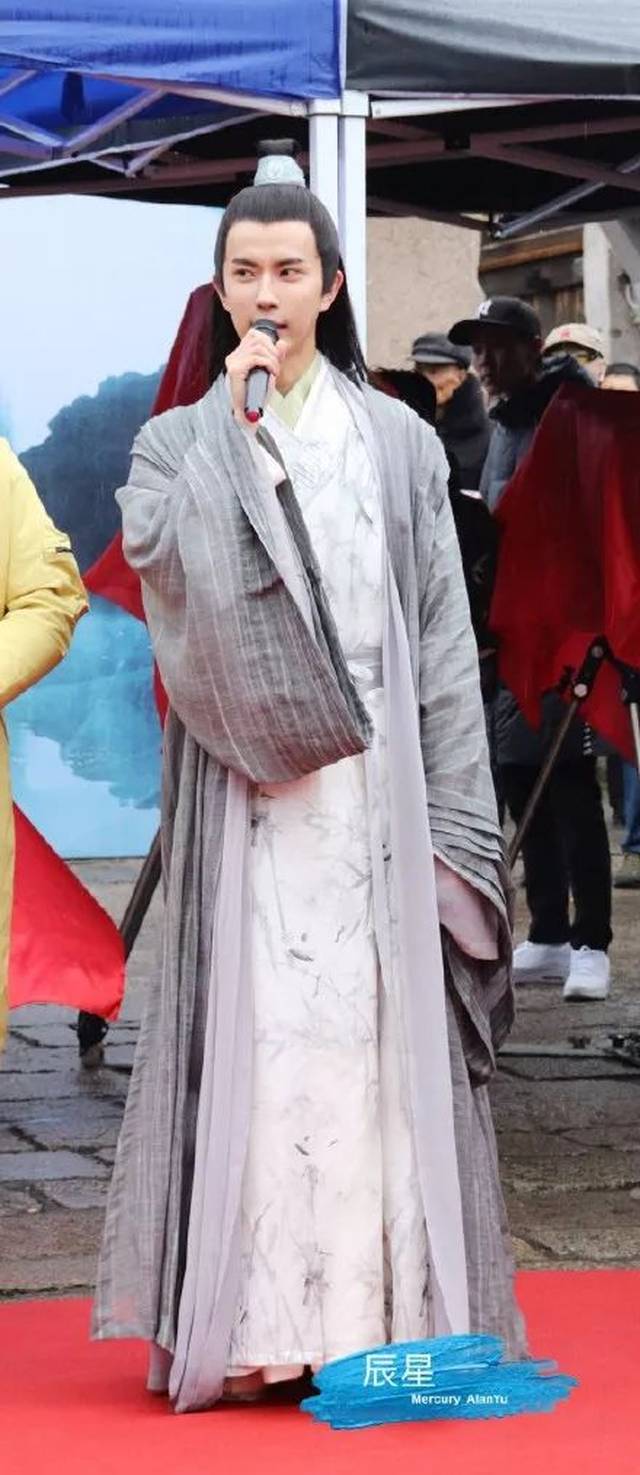 扮演许仙的是于朦胧.
