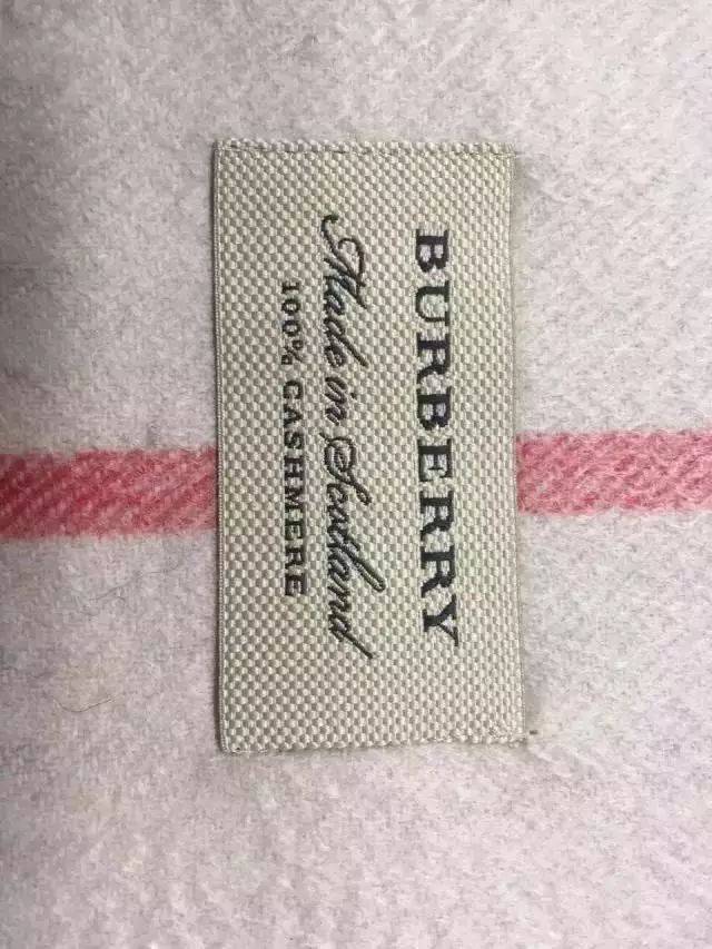 巴宝莉围巾商标 burberry正规正品商标的制造采用精工电脑绣花工艺多