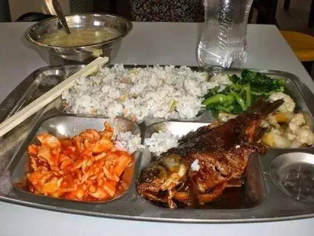 出国留学前:看完国外大学食堂的午餐,吓得我反手就给母校一个赞