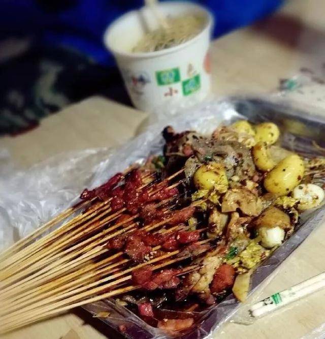 夜里11点下着雨街上脏摊儿遍地 重庆人民举着伞也要吃夜宵
