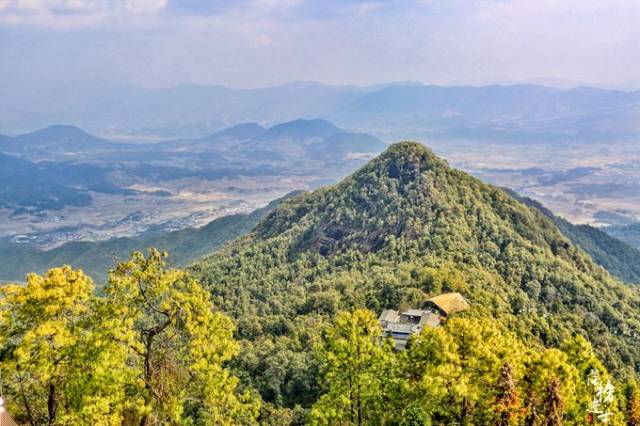 腾冲云峰山,这里与缅甸隔山向望,山中的寺庙就建造在悬崖之上