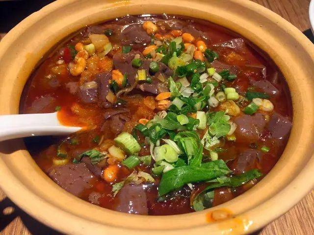 泡椒鸡血鲜辣,嫩滑,带着泡椒的酸辣,血旺的口感