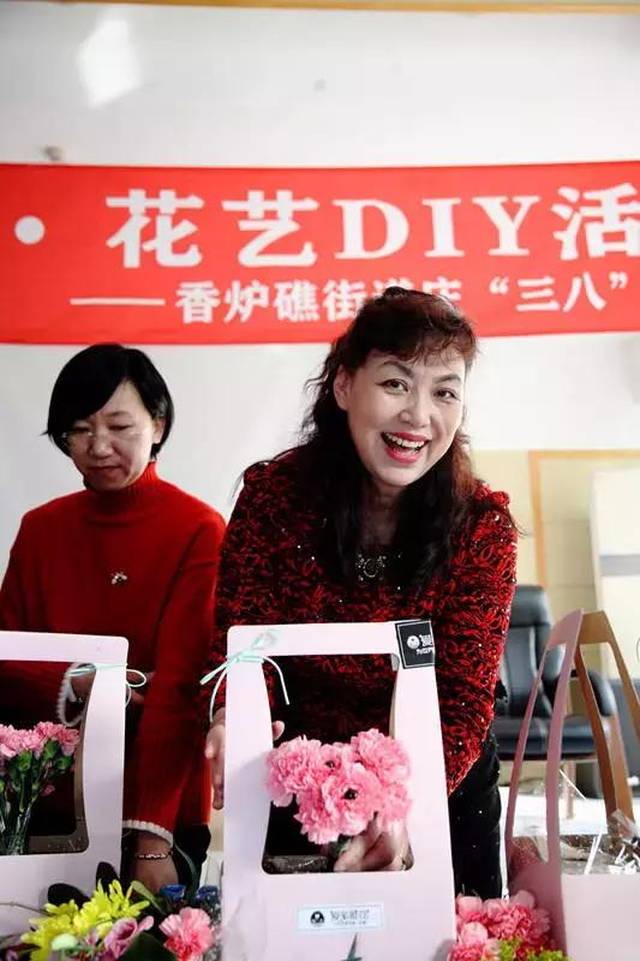 香炉礁街道举办庆"三八节" 女人似花—插花diy活动