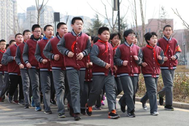 督导组一行先后到历城区实验小学,名辉幼儿园,华山珑城中学和历城二中