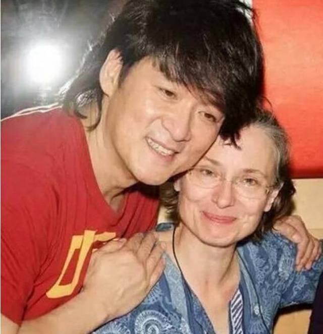 周华健28岁儿子和24岁女儿近照!长得不像混血儿,就像外国人!