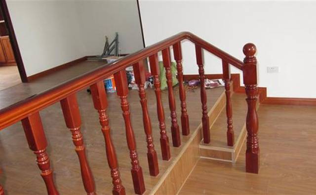 楼梯扶手选实木的好还是不锈钢的好看完后悔装早了!