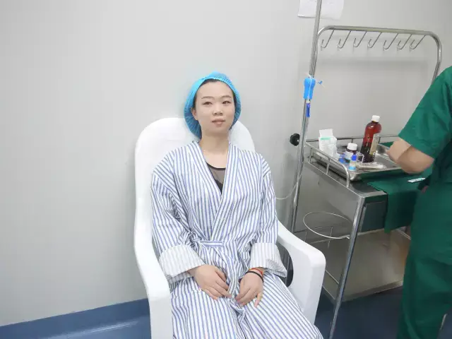 从手术室出来以后童欣说,我终于知道看清5米之外的小字是什么感觉了.
