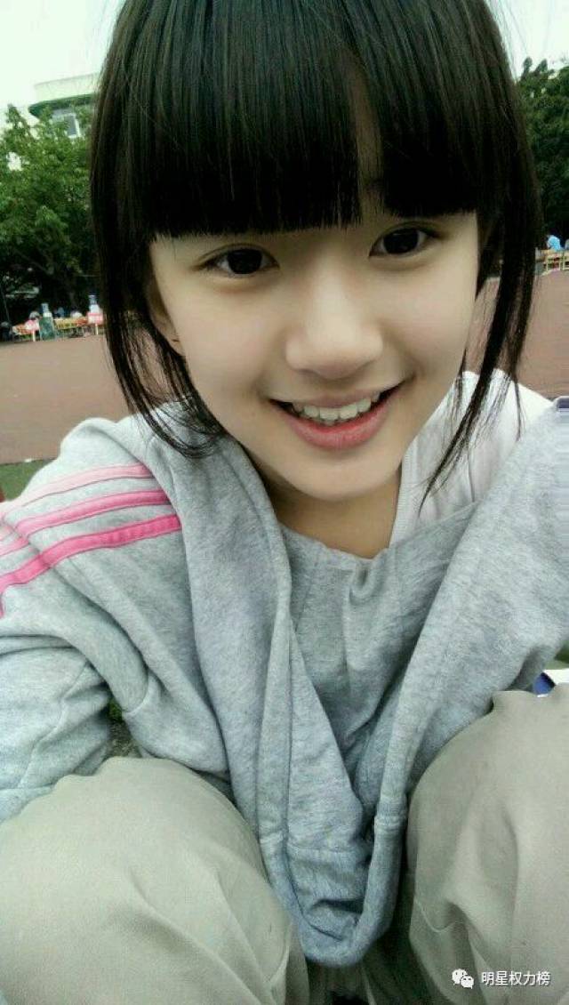 当年被夸“这么可爱一定是个男孩子”的小萝莉，现在长这样!