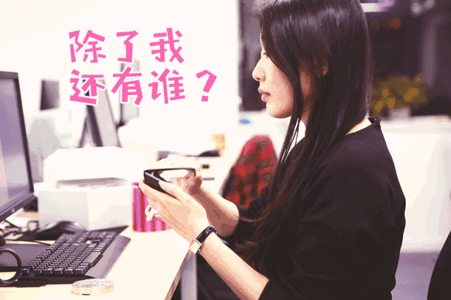 镜子像着了魔一样