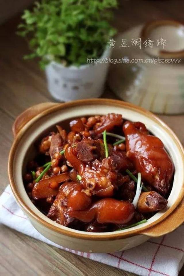 2)砂锅坐火上,老卤煮开,放入花椒,桂皮,八角,干辣椒,调入适量盐和