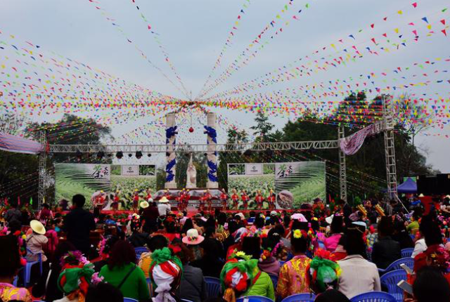 阿露窝罗节是阿昌族人民的传统节日,以前每年在农历九月初十举行.