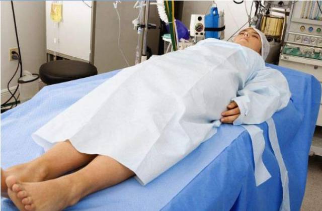 产妇50岁才生头胎,看到孩子的父亲,所有人都惊到了!