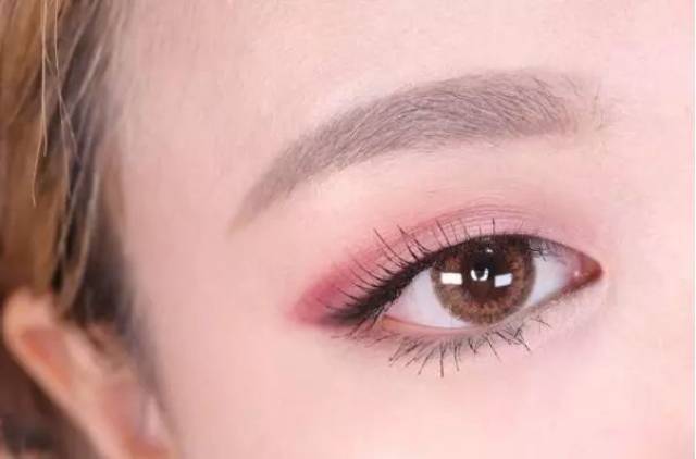 step 4:下眼皮靠近眼尾的1/3段也用苋红色眼影晕染.
