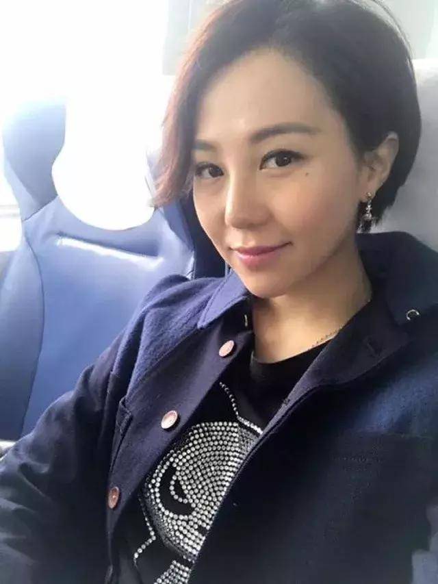 但其实,甄咏珊的本尊可是相当美丽优雅的,在拍这个角色之前,她也曾