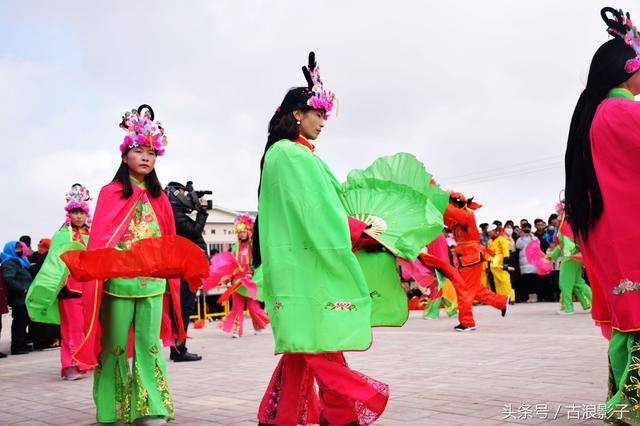 直击甘肃古浪县农村春节社火表演闹新春,千人围观,场面震撼!