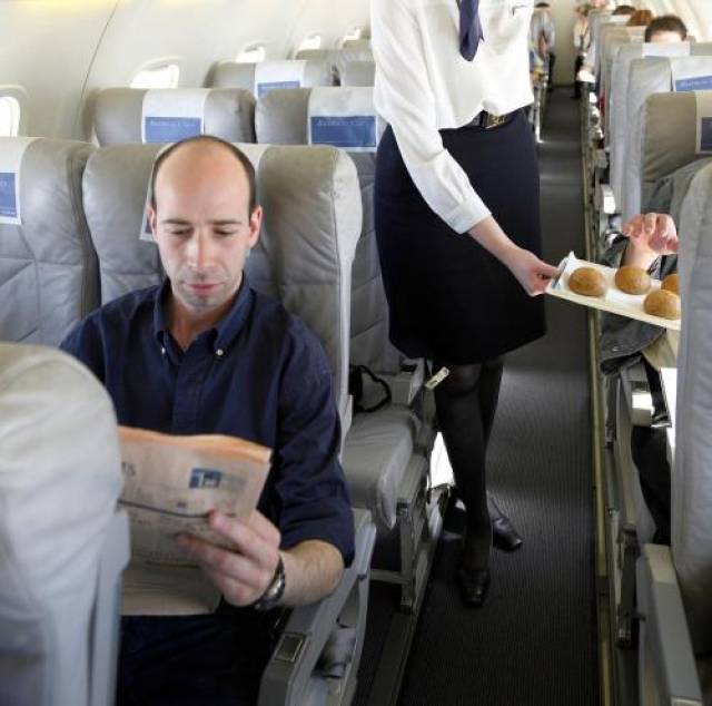 飞机上男子酒后骚扰空姐 警方已介入处理