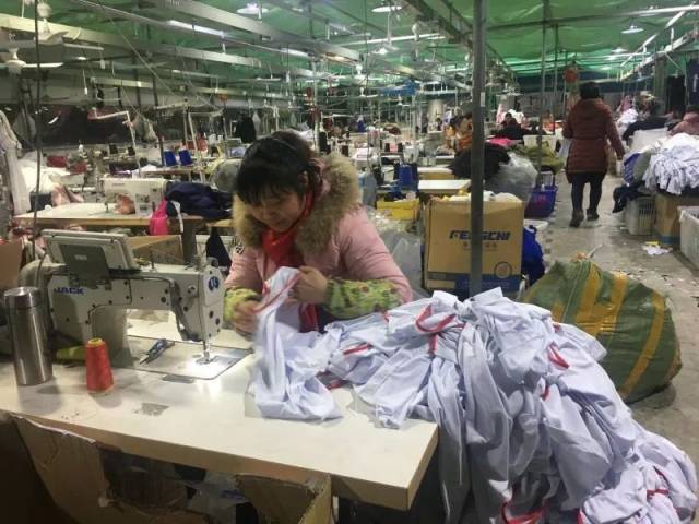 "情趣镇"女工,一群离"风情"最近的人