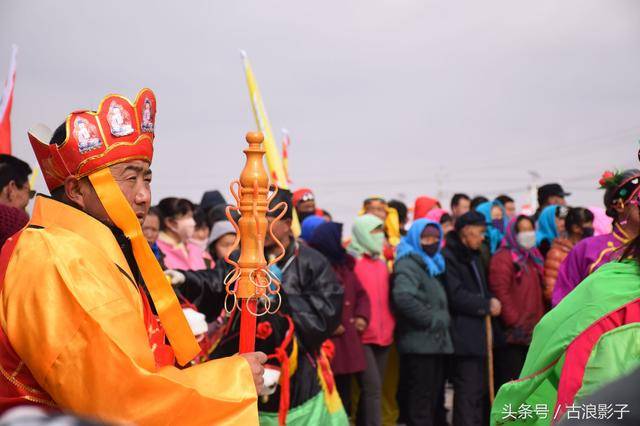 直击甘肃古浪县农村春节社火表演闹新春,千人围观,场面震撼!