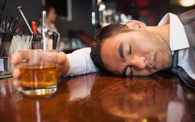 前兆三:一不喝酒就难受
