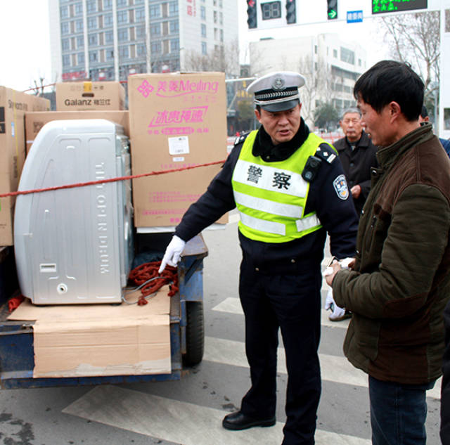 江苏仪征因公牺牲交警遗体告别,生前常在下班一刻抢着出警