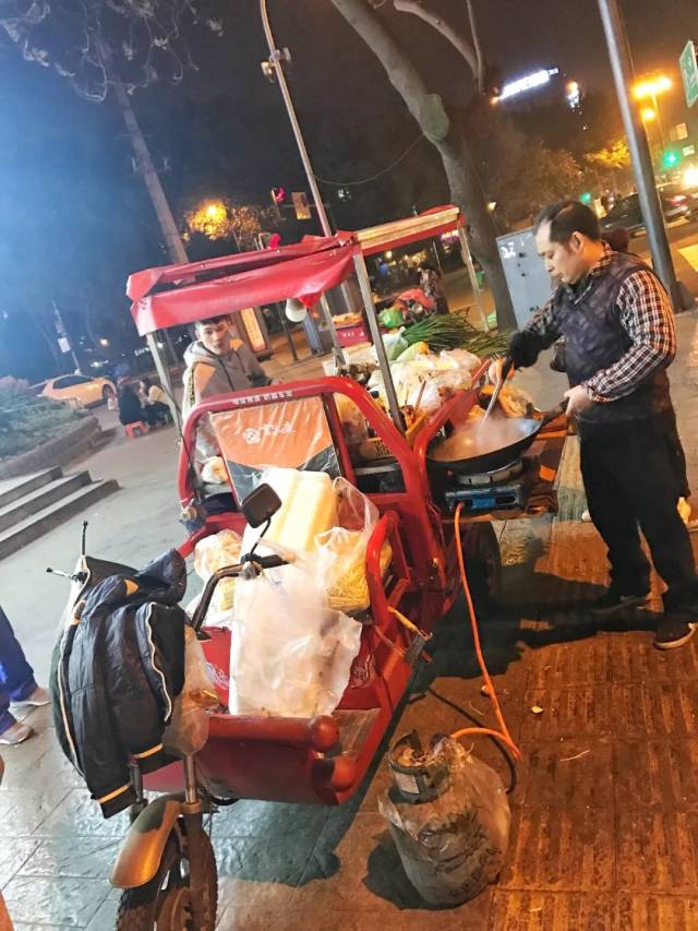 多生意最好的也就是这家了,没得任何招牌,老板性余,就爱称余记炒饭吧