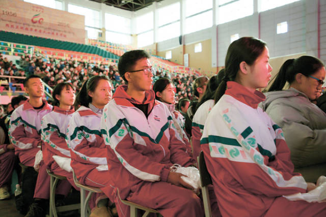 拉萨中学举行高考百日冲刺誓师大会