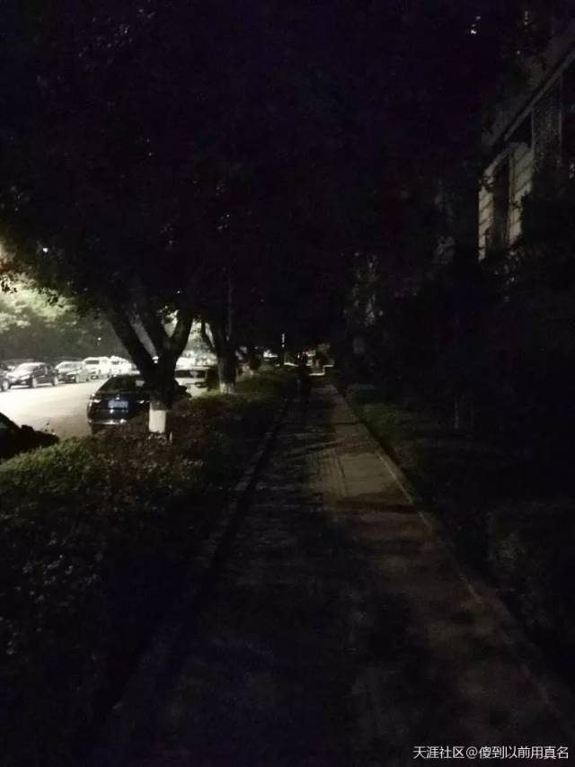 路上遇到个夜跑女生,拍的背影.其实身材够苗条.
