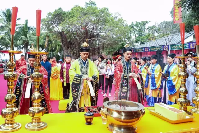 仙境海岸 身着道袍的道士引领着逾百米祭祀队伍 依次进行迎鸾接驾,恭