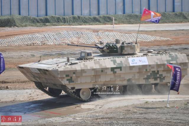vn-12履带式步兵战车进行涉水表演连续镜头之一.