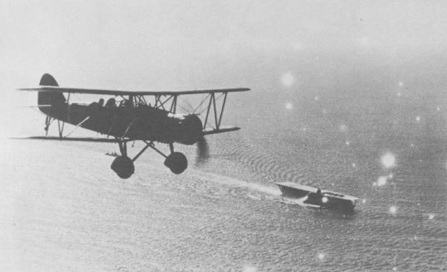 8,日本海军96型双翼战斗机在1937年至1938年期间在中国上空飞行.