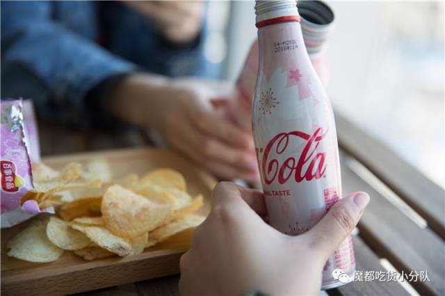 樱花可乐搭配樱花薯片,俗称"不怕胖死你就来试试"下午茶套餐.