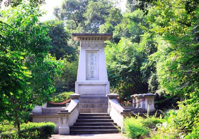 在黄埔长洲岛东征烈士墓东侧,矗立着一座由花岗石砌成,高四米,方型的