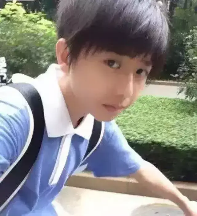 蔡徐坤毕业照曝光判若两人 网友:我想成为老师的手!