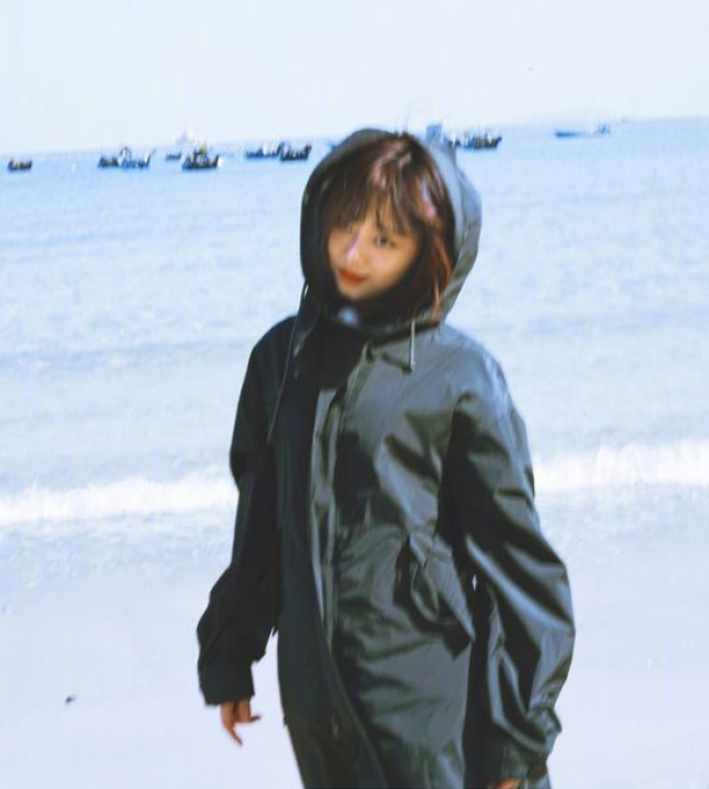 谭松韵晒自拍,意外发现了他;易烊千玺发微博把