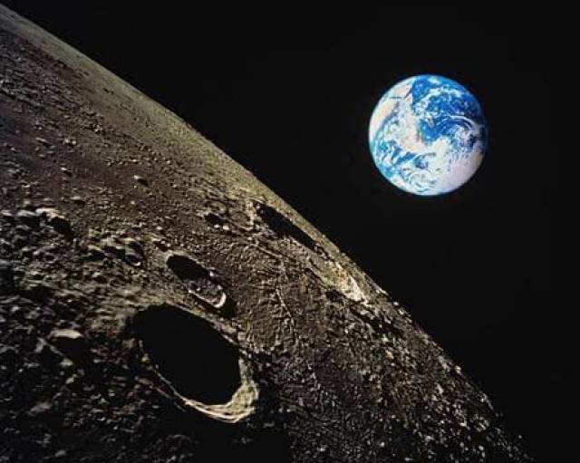 我们不同的时刻看到的月亮位置是不一样的,那么如果我们站在月球上