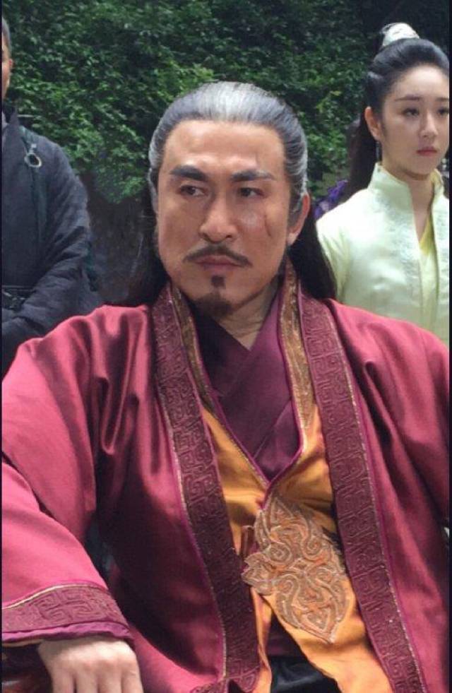 《烈火如歌》热播，烈火山庄庄主烈明镜扮演者肖荣生受到关注，他将战天