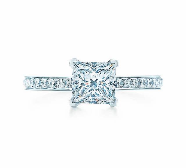 grace 钻戒主石为公主方切割钻石,铂金戒托采用永恒式戒指设计,以满钻