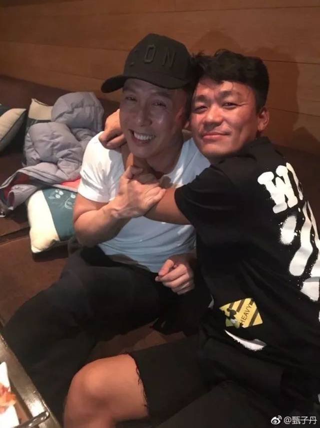 甄子丹在社交网上载了与王宝强敍会的相片,原来王宝强特意去探甄子丹