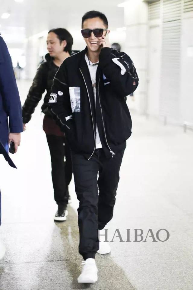 巴黎世家(balenciaga 那英2018年3月9日北京机场街拍 小熊印花卫衣