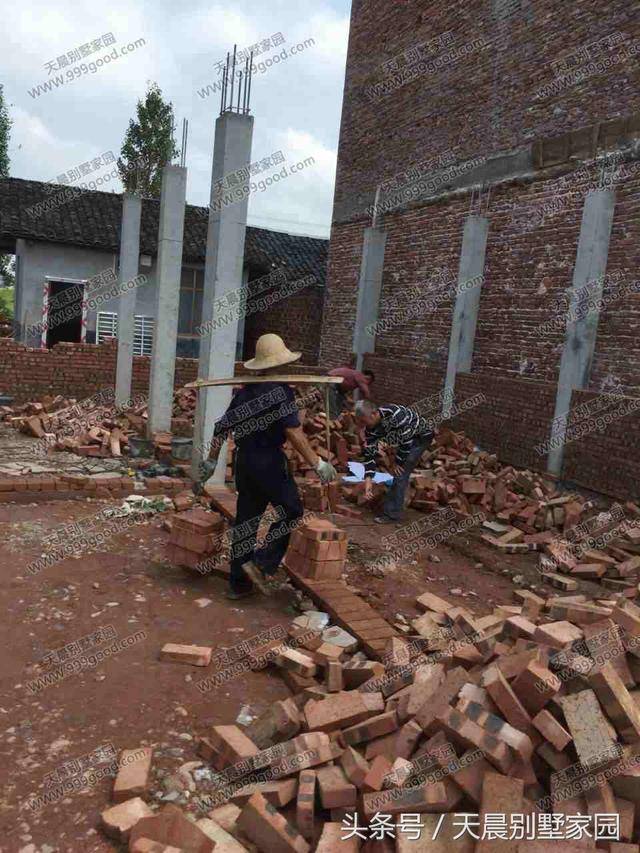 采用砖混结构,先砌好柱子,后面再砌墙.